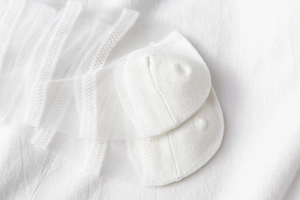 Gros plan de chaussettes en dentelle blanche avec maille respirante et revers