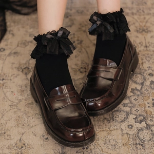 Calze Lolita nere in cotone con pizzo e fiocco abbinate a mocassini marrone scuro