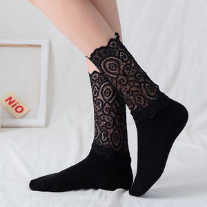 Chaussettes mi-mollet en dentelle noire élégante avec motifs de vigne vintage chic