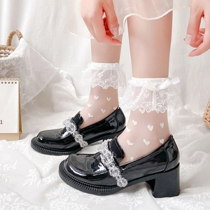 Mocassins Lolita en cuir verni noir avec chaussettes blanches en dentelle à cœurs