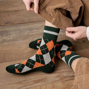 Détail du motif losange sur les chaussettes d'hiver épaisses pour hommes en vert rétro