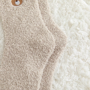 Gros plan de chaussettes en polaire corail kaki avec broderie d'ours mignonne