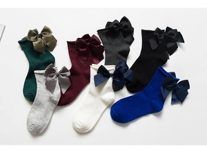 Dettaglio calzini stile Lolita con fiocchi di raso in sette diversi colori vintage