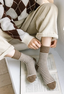 Vue détaillée de chaussettes thermiques rayées café et blanc pour l'hiver