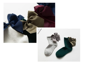 Dettaglio ravvicinato di calze con grandi fiocchi a coste in vari colori vintage