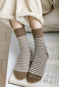 Détail de chaussettes bouclettes rayées avec bords côtes et maille épaisse pour l'hiver