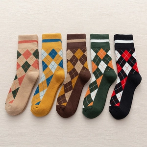 Détail de cinq paires de chaussettes en coton à motif losanges en diverses combinaisons de couleurs