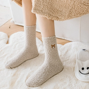 Chaussettes femme en polaire corail avec broderie ours mignon en beige