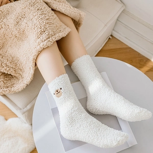 Chaussettes d'hiver en polaire corail moelleuse avec broderie d'ours mignon en blanc