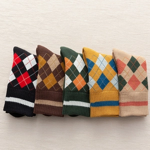 Cinq paires de chaussettes en maille à losanges de style britannique aux couleurs vintage