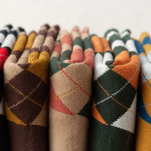 Détail macro de chaussettes tricotées à motifs argyle classiques aux couleurs rétro