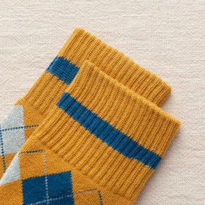 Gros plan de chaussettes à losanges couleur gingembre avec bords-côtes et maille chaude