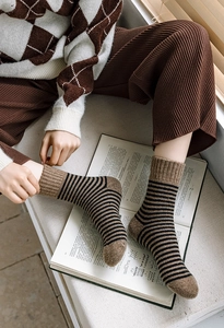 Gros plan de chaussettes à rayures marron et noir en tricot épais pour l'hiver