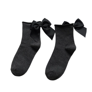 Calze grigie in stile giapponese con fiocco nero e bordo arrotolato per l'autunno