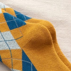 Gros plan sur le motif en tricot Argyle et la texture de chaussettes épaisses en coton