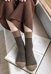 Gros plan de chaussettes d'hiver épaisses à rayures thermiques en marron et noir à côtes