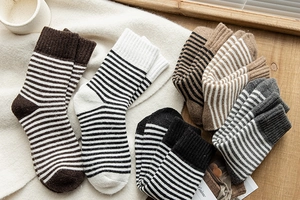 Texture détaillée de chaussettes thermiques épaisses à rayures en tricot multicolore