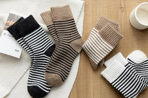 Gros plan détaillé de chaussettes montantes tricotées à rayures en coton épais