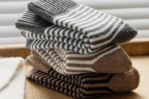 Gros plan de chaussettes d'hiver épaisses à rayures marron et gris à maille côtelée