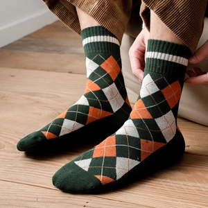 Chaussettes tricotées à motifs losanges vert foncé et orange pour l'hiver