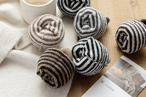 Détail de chaussettes rayées chaudes en maille bouclée pour femme en divers coloris