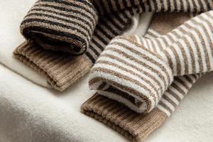 Gros plan de chaussettes épaisses en laine à rayures avec texture polaire pour l'hiver