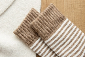 Gros plan de chaussettes thermiques épaisses rayées avec revers côtelés marron et maille