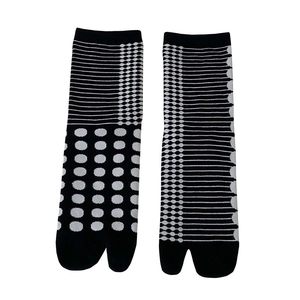 Japanese style black and white geometric two-toe tabi socks for flip-flops