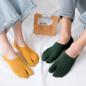 Unisex low-cut split-toe cotton socks in yellow and dark green with anti-slip silicone