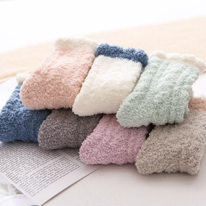 Dettaglio di calze invernali in pile corallo in vari colori pastello con bordi soffici