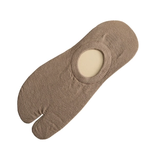 Brown low-cut invisible two-toe socks for men and women with non-slip silicone design
