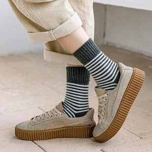 Chaussettes à rayures chaudes avec baskets compensées en daim marron au style rétro