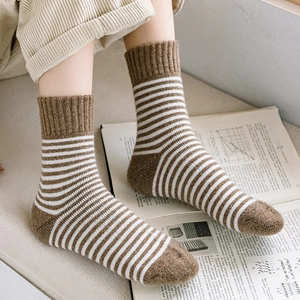 Chaussettes bouclettes chaudes à rayures marron et blanc avec texture en maille épaisse