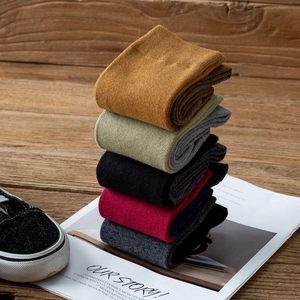 Détail de chaussettes hautes en coton côtelé multicolore au style rétro d'automne
