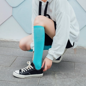Calcetines altos de algodón liso azul brillante para mujer con diseño minimalista moderno