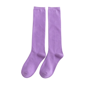 Calcetines altos de algodón lila con puños acanalados y diseño sólido minimalista