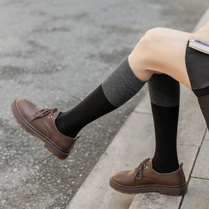 Chaussettes montantes bicolores style académique en maille noire et gris foncé pour femmes