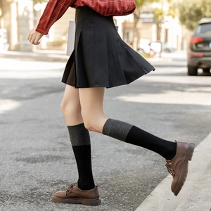 Chaussettes montantes vintage style preppy avec chemise à carreaux et jupe plissée
