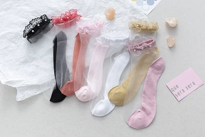 Vue détaillée de chaussettes transparentes avec dentelle et ornements de perles élégantes
