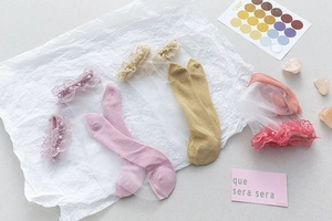Détails de chaussettes en tulle transparent avec dentelle et perles en trois couleurs