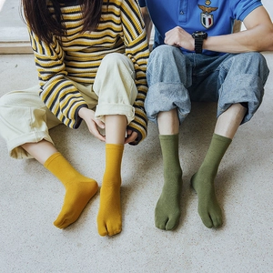 Detail view of cotton two-toe tabi socks in yellow and green for tabi shoes