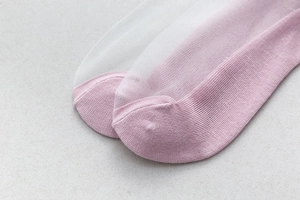 Vue détaillée de chaussettes en tulle rose et blanc avec coutures fines et texture respirante