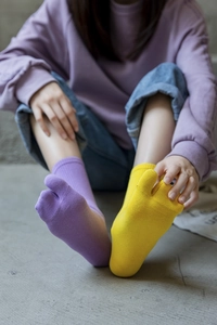 Dettaglio di calzini tabi colorati in cotone a coste con dita separate e trama a maglia