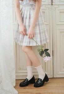 Dettaglio di calze bianche stile Lolita con motivo a cuore e finiture in pizzo
