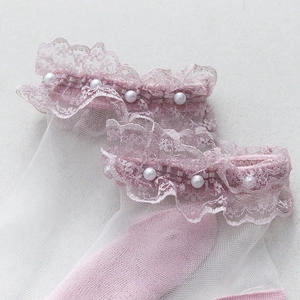 Chaussettes résille roses Lolita avec dentelle et perles blanches sur tissu beige