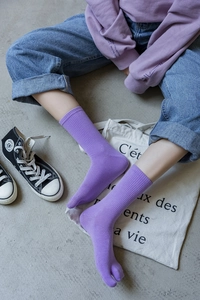 Dettaglio calzini viola a coste con design a due dita in morbida maglia fine