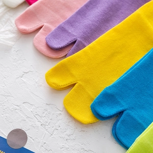 Dettaglio delle calze Tabi con cucitura a dita divise e trama in maglia di cotone colorata