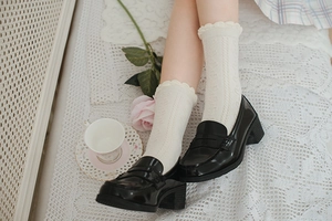 Dettaglio calzini Lolita bianco crema con trama a trecce e bordo a volant fini