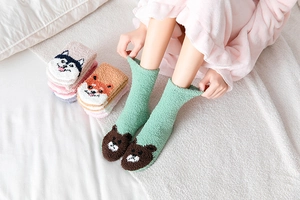 Detaillierte Textur dicker Korallenvlies-Wintersocken mit süßen Cartoon-Tierdesigns