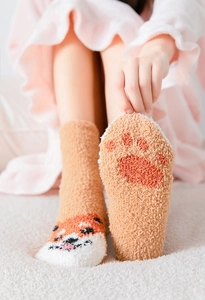 Detailaufnahme dicker Korallenvlies-Wintersocken mit süßer Tierstickerei und Tatzenabdruck